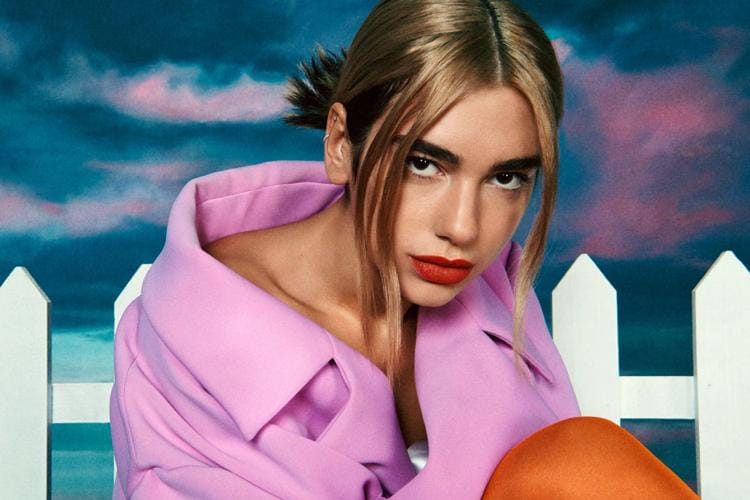 Mau jadi Selebgram? Contek Berbagai Pose Dua Lipa yang Kece
