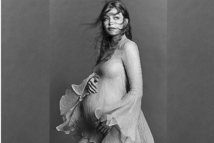 Hamil Besar! Gigi Hadid Seksi Pakai Baju Tembus Pandang