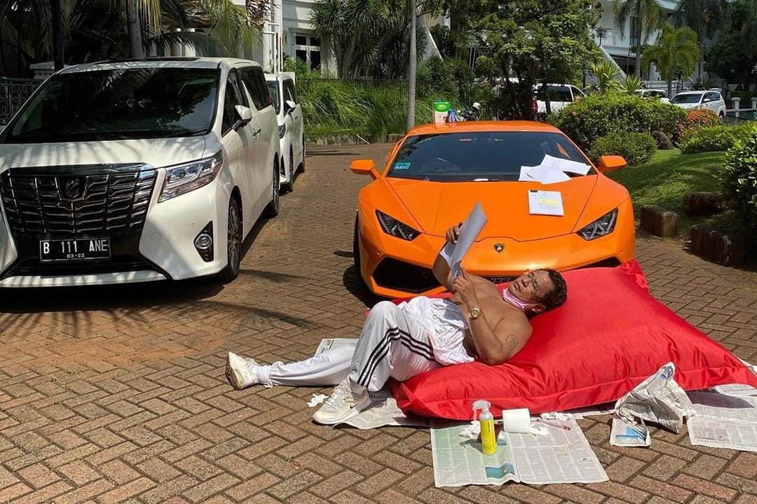 Digosipkan Bangkrut, Ini Gaya Hotman Paris Paling Nyentrik