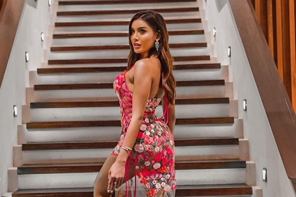 Gaya Milen Cyrus Rayakan Ulang Tahun di Bali
