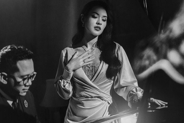 Baru Rilis Video Klip, Yuk Intip Gaya Megah Raisa di Atas Panggung