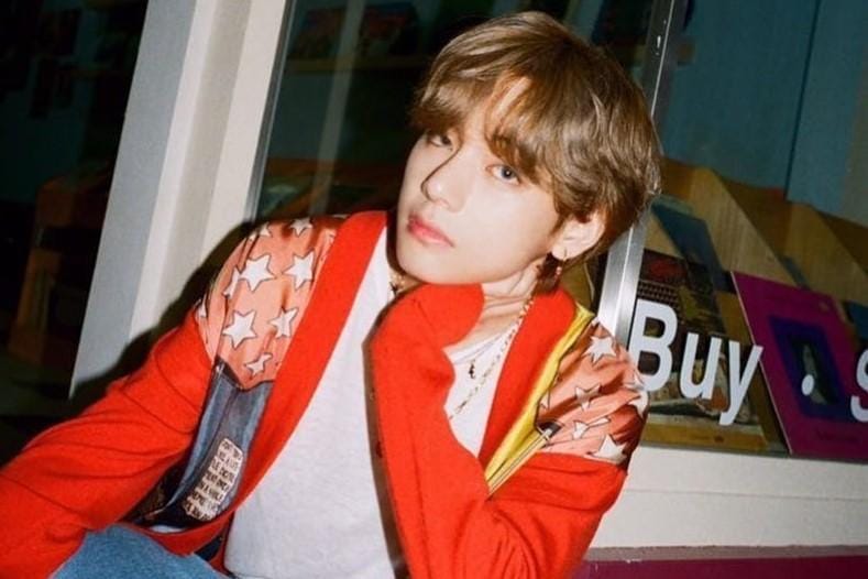 V BTS Ketahuan Pakai Baju Motif Mirip Batik, Sukses Buat Heboh ARMY!