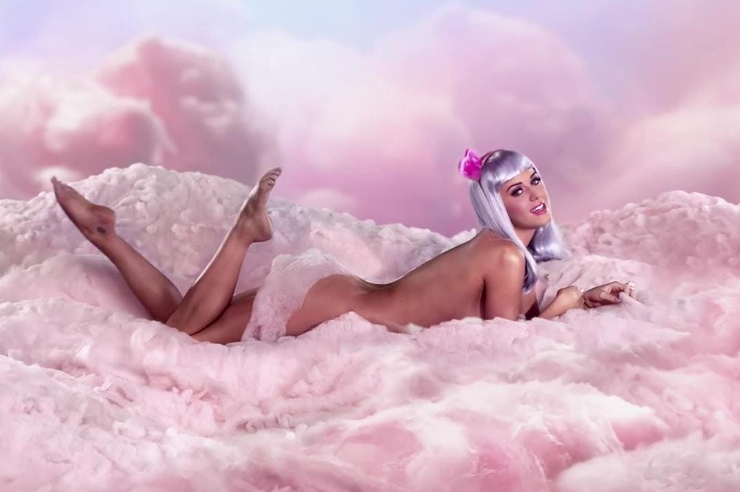 Sambil Nostalgia, Ini Video Klip Jadul Katy Perry dengan Baju Terseksi