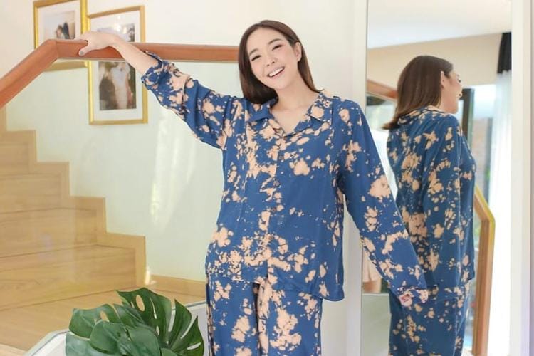 Pakai Outfit Bermotif, Intip Gaya Artis Indonesia Kesayanganmu