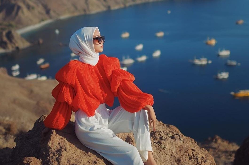 Inspirasi Fashion Hijab ke Pantai yang Simple Tapi Tetap Standout