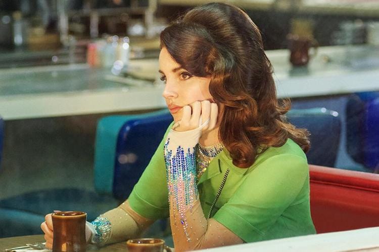 Selalu Tampil Unik, Yuk Contek Outfit Vintage a La Lana Del Rey