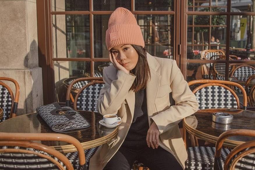 Cara Trendi Pakai Beanie untuk Musim Hujan