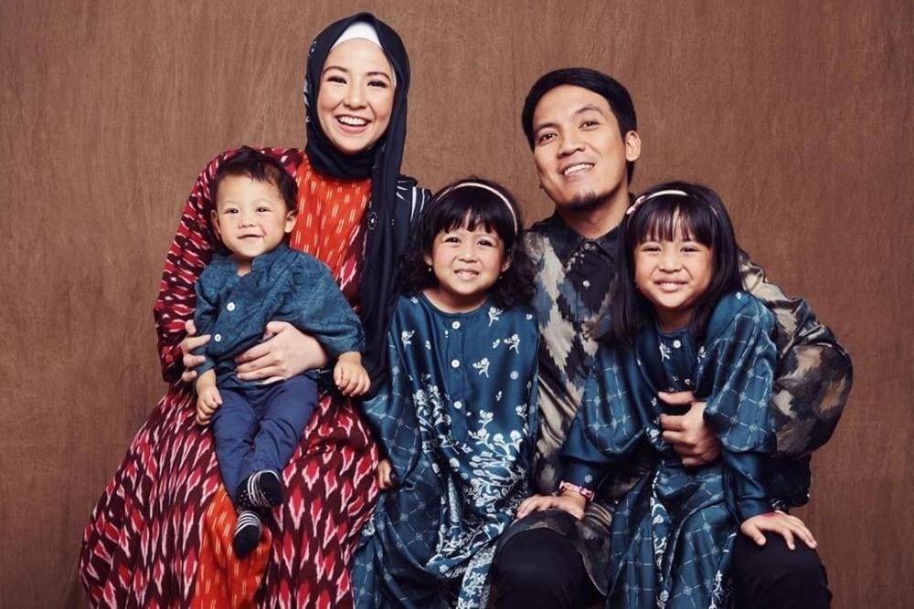 Gaya Kompak Keluarga Desta & Natasha Rizky, Suka Pakai OOTD Kembaran!
