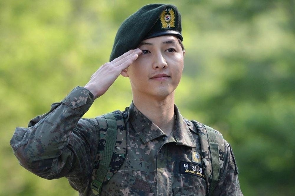 9 Potret Aktor Korea Ketika Jalani Wajib Militer, Makin Gagah!