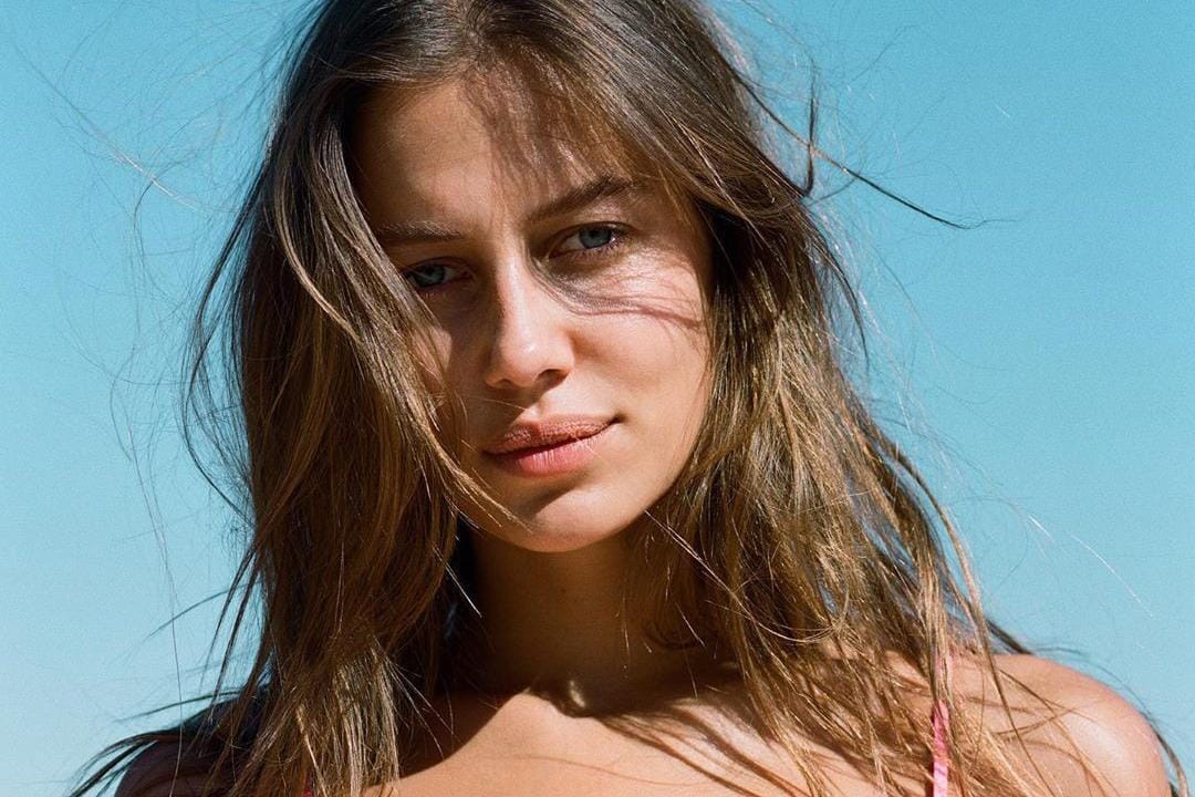 Gaya Nicole Poturalski, Pacar Baru Brad Pitt yang Seksi Banget!