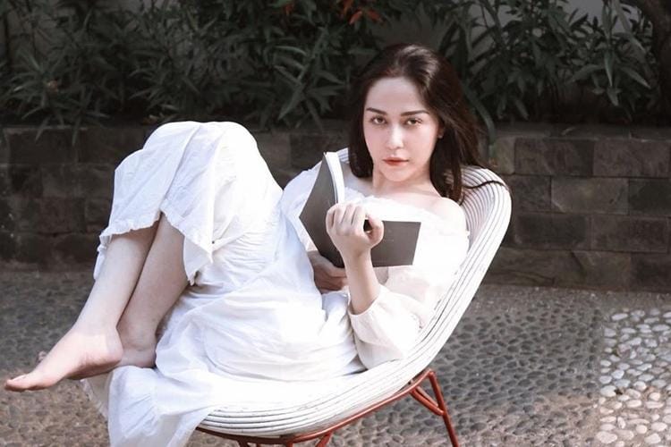 9 Selebgram Dengan OOTD Simple Buat Di Rumah Aja, Contek Yuk!