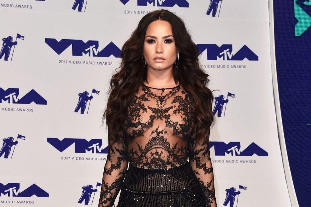 Pede dengan Tubuh Curvy, Ini Gaya Seksi Demi Lovato di Karpet Merah