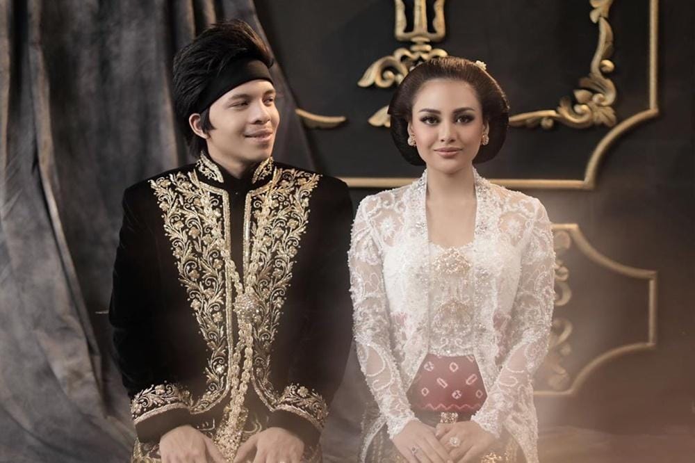 9 Foto Romantis Atta Halilintar & Aurel Hermansyah a la Pengantin Jawa