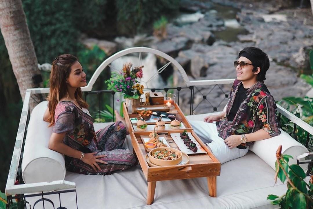 Intip Gaya Liburan Romantis a La Aurel Hermansyah dan Atta Halilintar