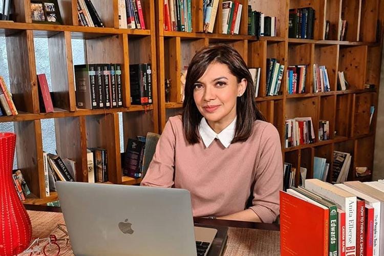 Mulai WFH Lagi, Contek Gaya Pakai Kemeja Untuk Online Meeting