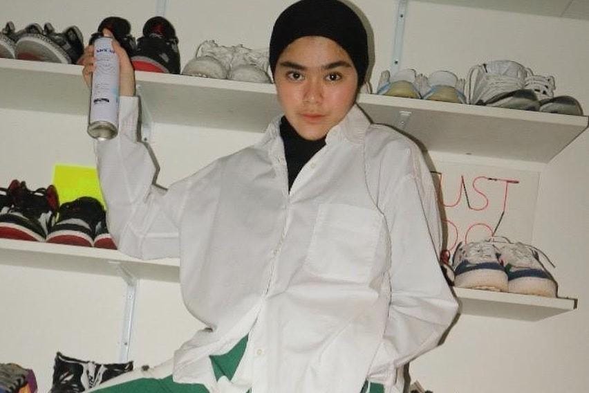 Inspirasi Gaya Keren Pakai Kerudung Hitam a La Sivia Azizah