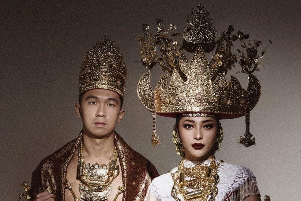 Kenakan Pakaian Adat, Intip 7 Riasan Seleb Ketika Pre-Wedding