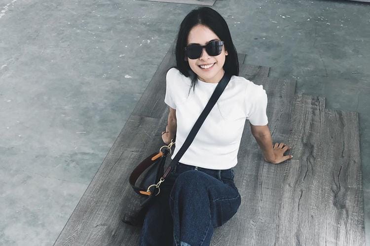 Gaya Santai Maudy Ayunda, Cantik Cuma Pakai T-Shirt