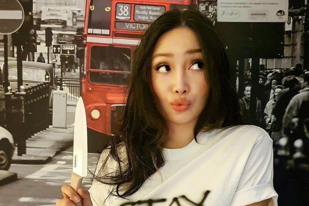 Sudah Kepala Empat, Artis Indonesia Ini Gayanya Bak Anak Kuliahan