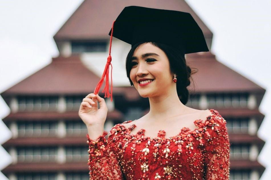 Tips Memilih Kebaya Wisuda, Anti Salah Kostum di Hari Spesial