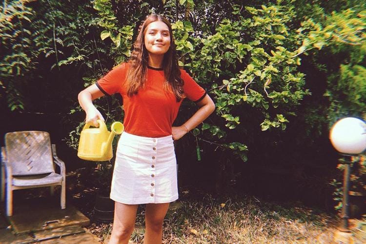 Senang Tampil Klasik? Simak OOTD ala Monita Tahalea
