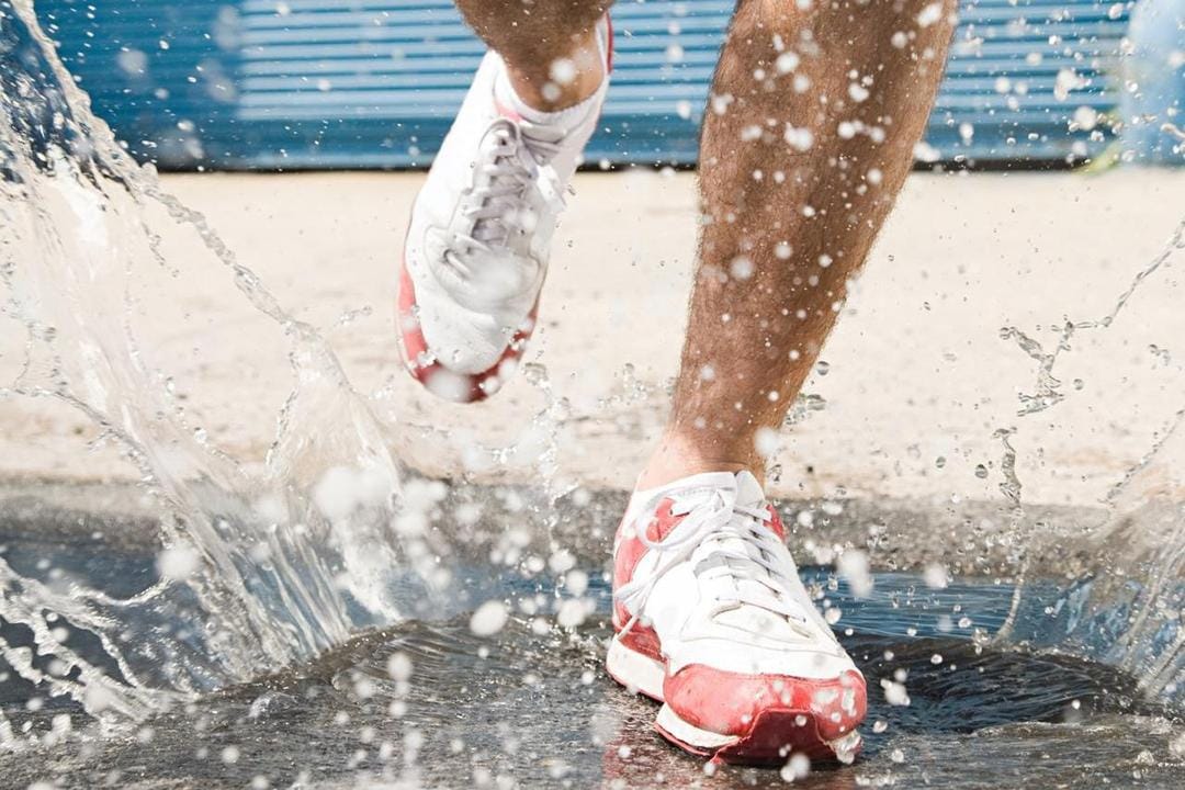 Tips Mencuci Sepatu saat Musim Hujan