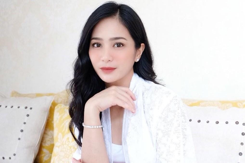 Intip Gaya Terkini Bunga Zainal, Makin Elegan dan Memesona!