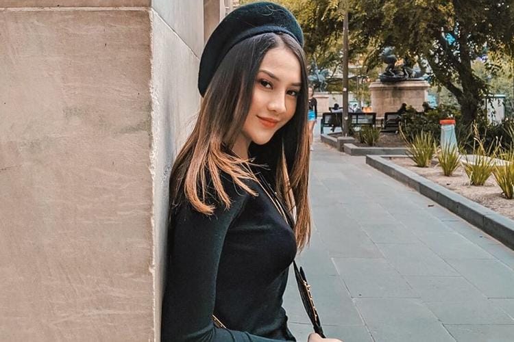 Inspirasi Pakai Topi dari 8 Selebriti Indonesia, Fashionable Banget!