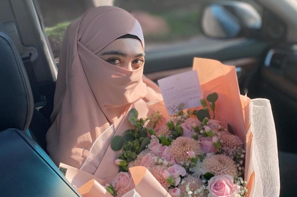 Begini Gaya Sherel Thalib, Istri Taqy Malik di Balik Cadarnya