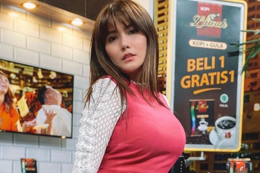 instagram.com/angelalee87