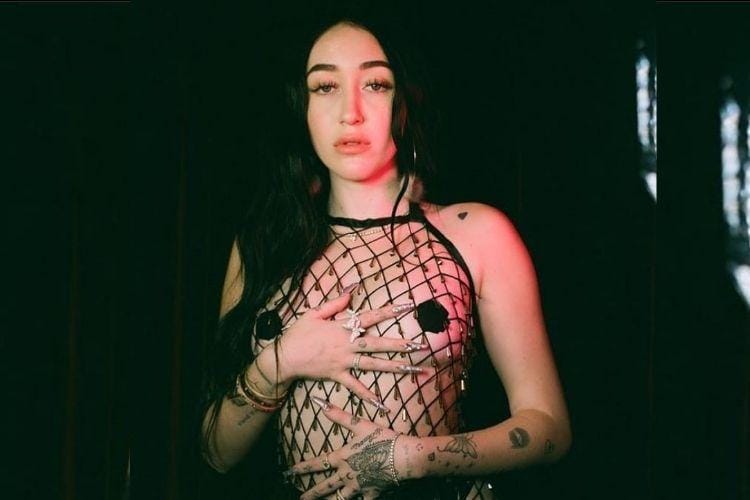 Gaya Seksi Noah Cyrus, Adik Miley Cyrus yang Suka Tampil Telanjang