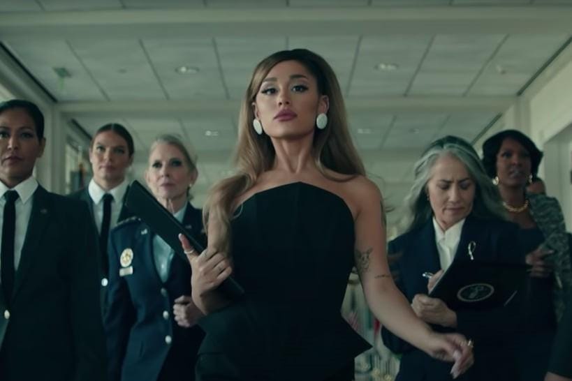 Gaya Seksi Ariana Grande jadi Presiden di Video Klip Positions