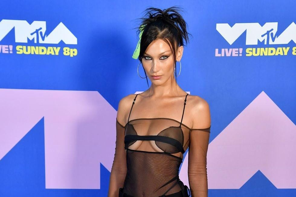 Pesona Seksi Bella Hadid Pakai Busana Serba Hitam, Sensual Banget!