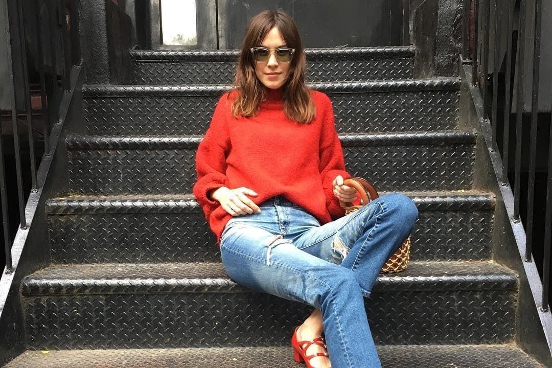 Tiru Gaya Alexa Chung Mix & Match Sweater untuk Sehari-hari