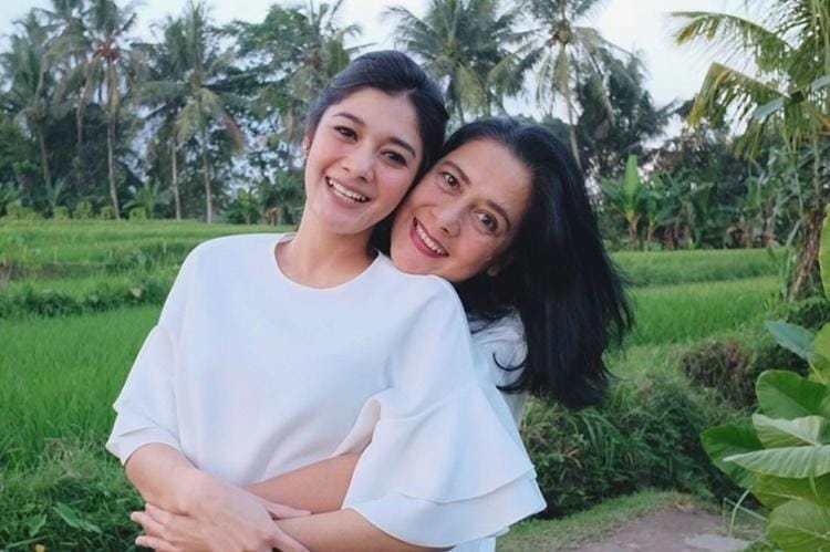10 Potret Kedekatan Pesinetron dan Sang Ibu, Bak Adik Kakak!
