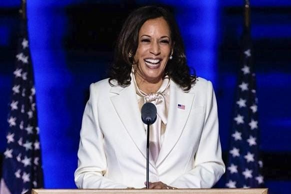 Gaya Kamala Harris, Wakil Presiden AS yang Hobi Pakai Sneakers