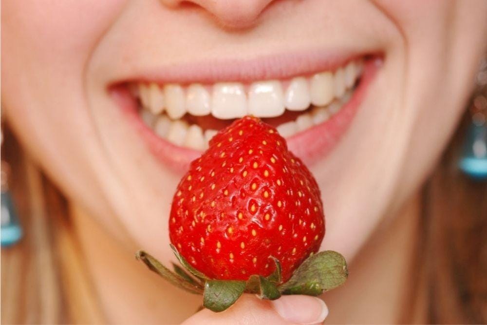 Cara memutihkan gigi kuning secara alami/korwhitening.com