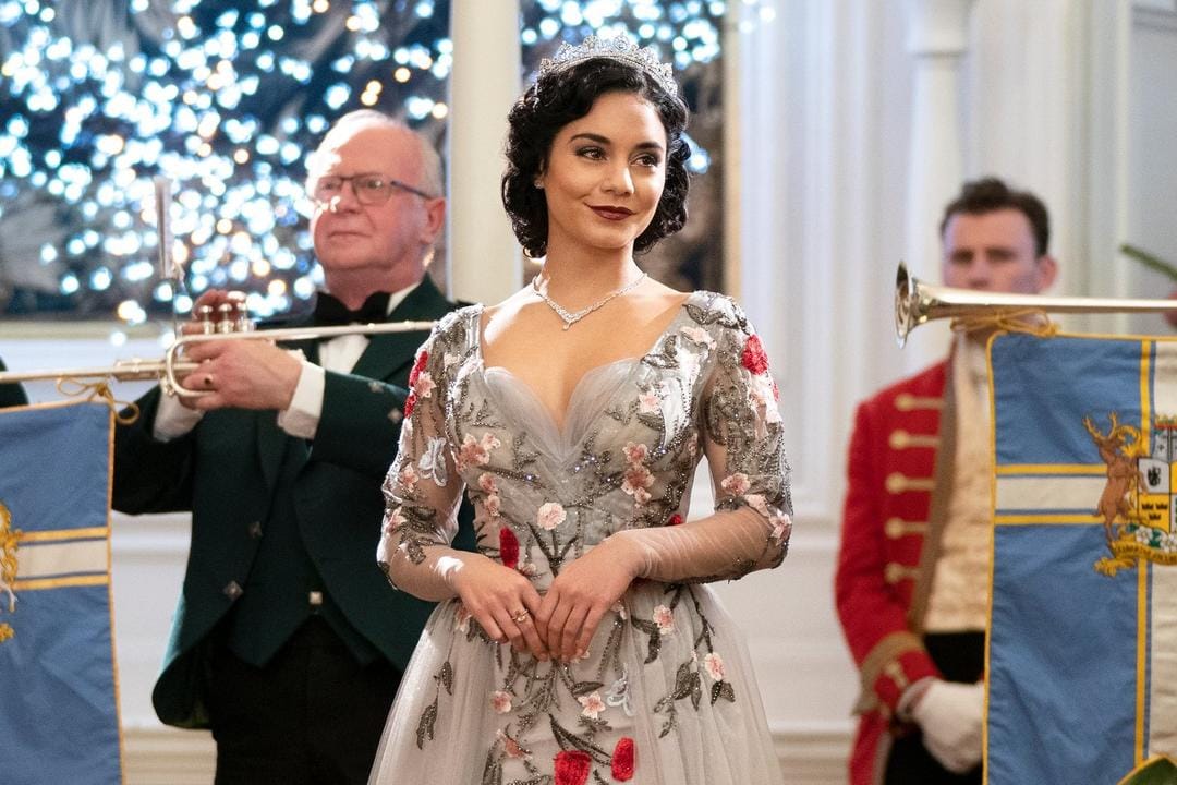 Detail Gaya Glamor Vanessa Hudgens di The Princess Switch 2