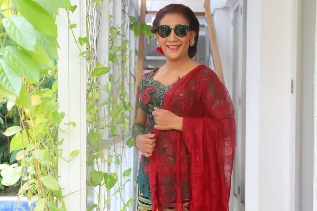 Gaya Nyentrik Susi Pudjiastuti Pakai Kebaya, Buat Publik Makin Cinta!