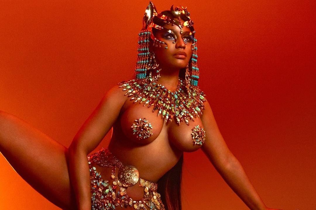 Deretan Cover Album Penyanyi Wanita Paling Seksi dan Kontroversi