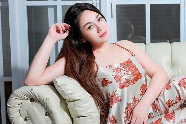 Pesona 10 Mama Muda Indonesia, Makin Menawan Sambil Gendong Anak
