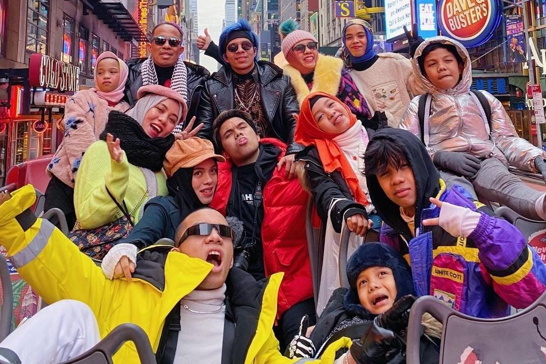 5 Anak Artis yang Punya Orang Tua Bergaya Nyentrik Banget!