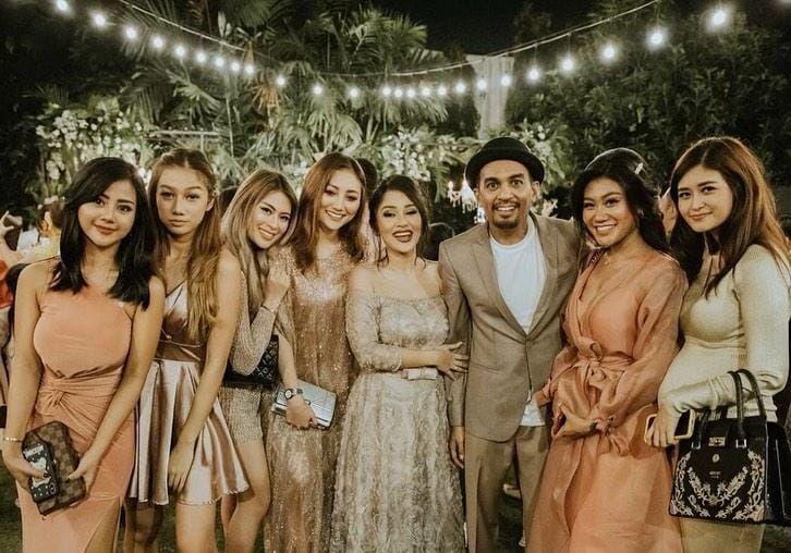 Instagram.com/taniaayusiregarofficial