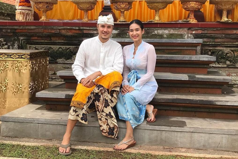 Menikahi Bangsawan, Begini Gaya Mesra Happy Salma dan Suami