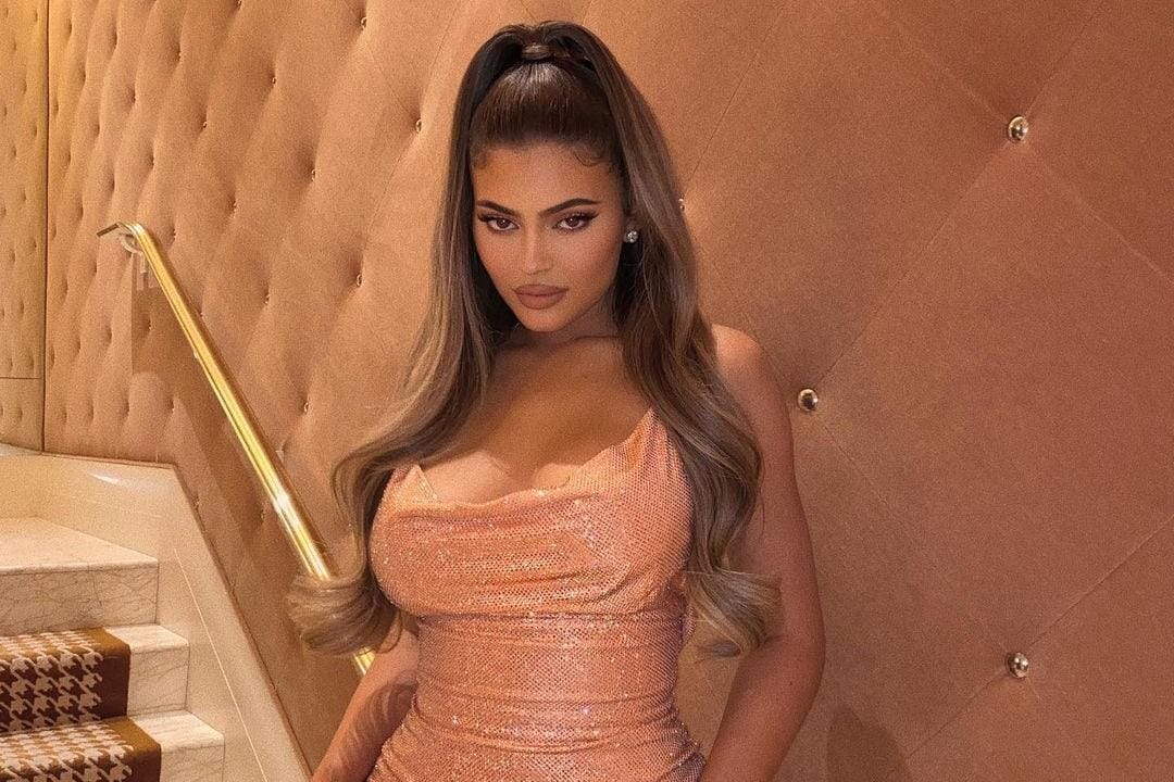 Gaya Glamor Kylie Jenner yang Bisa Kamu Contek untuk Malam Tahun Baru