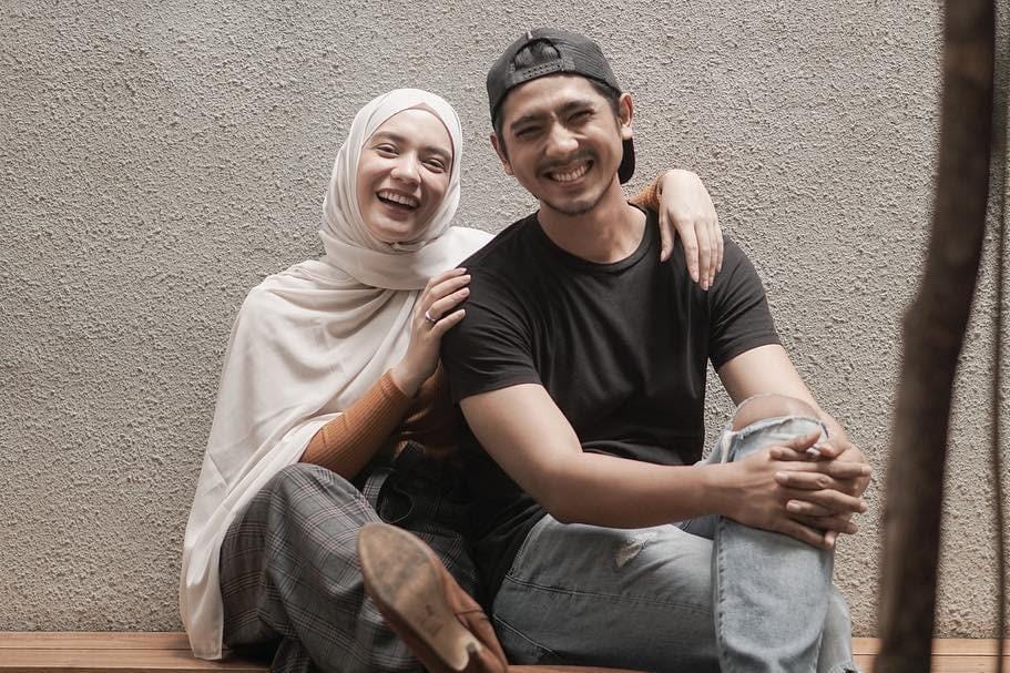 Nggak Hanya sama Amanda Manopo, Ini Gaya Mesra Arya Saloka & Istri