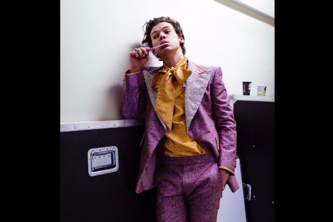 Bak Prince Charming, Intip Gaya Panggung Harry Styles