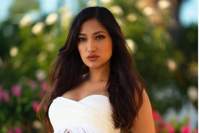 Gaya Seksi Rahma Azhari Setelah Menikah dengan Aktor Hollywood