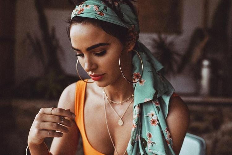 Contek Gaya Pakai Head Scarf yang Siap Buatmu Makin Hits