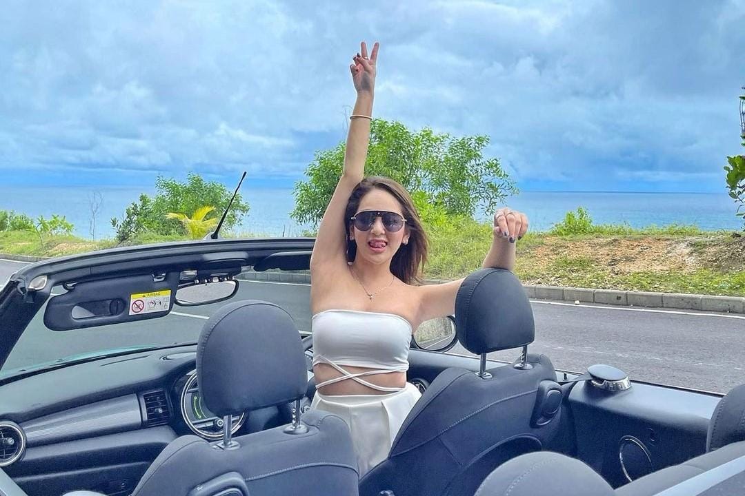 Potret Seksi Hana Hanifah saat Liburan Mewah di Bali